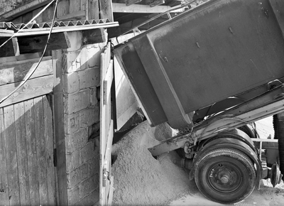 834138 Afbeelding van het vervoer van kalk per autolaadkist van N.S. bij een kalksteengroeve te Maastricht.